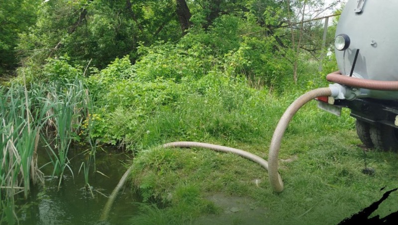 Инспектор оштрафовал качавшего из реки в Белгородской области воду дачника 